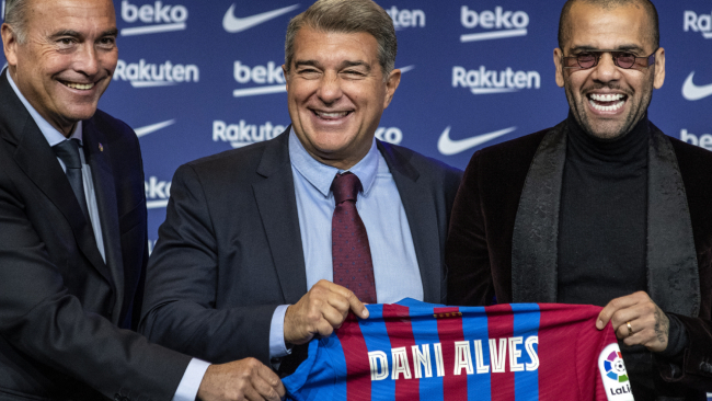 Dani Alves sezon sonuna kadar Barcelona'da